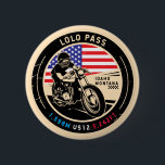 Lolo Pass Idaho Motorrad Button<br><div class="desc">Lolo Pass in einem Vintagen,  bedrückten Stilemblem gemacht. Es ist eine landschaftliche Fahrt,  die in Idaho und Montana zu finden ist.</div>