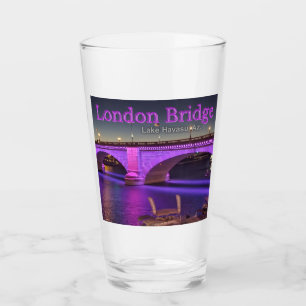 London Bridge Lit Up mit lila Lichtern! Glas