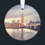 London England Big Ben Ornament<br><div class="desc">London England Big BenThis ist ein großartiges Geschenk für jeden, der London England besucht hat oder von dort ist. Es wäre auch eine große Überraschung, wenn Sie eine Reise planen, um anzukündigen, wohin Sie gehen Anpassen und personalisieren Sie es mit einem Namen oder Datum. Fügen Sie einfach Text hinzu und...</div>
