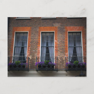 London-Fenster-Blume packt Postkarte ein