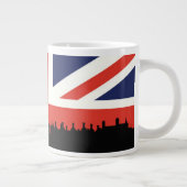 London Skyline| Britische Flagge Jumbo-Tasse (Rechts)