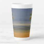 Lone Palm Tree am Strand, von Gary Poling Milchtasse (Vorderseite)