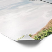 Lone Palm under Blue Sky | Minimalistisch tropisch Fotodruck (Ecke)