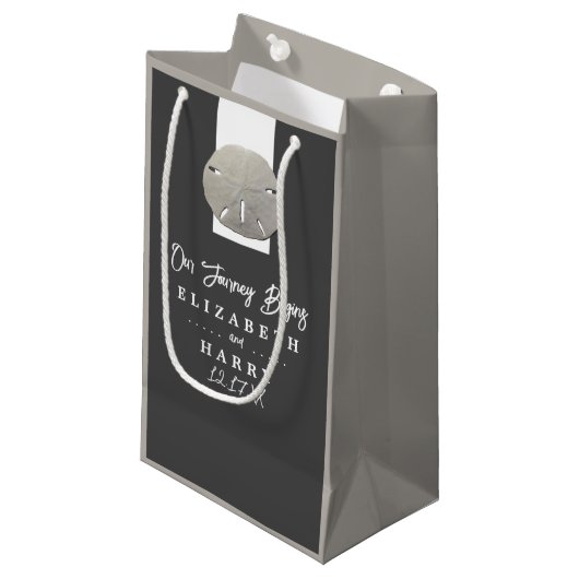 Lone Sand Dollar - Charcoal Gray - Beach Wedding Kleine Geschenktüte (Vorderseite Schrägansicht)