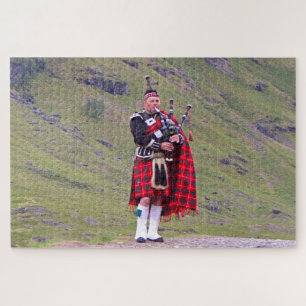 Lone Scottish bagpiper, Highlands, Schottland Puzzle
