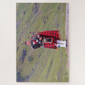 Lone Scottish bagpiper, Highlands, Schottland Puzzle (Vertikal)