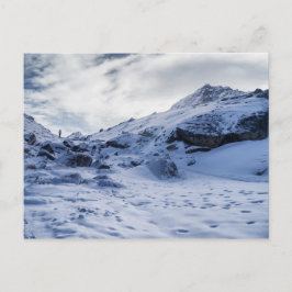 Lone Trekker im dicken Bergschnee (Himalaya) Postkarte