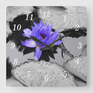 Lone Water Lily Wall Uhr