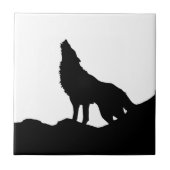 Lone Wolf Stehend auf einem Hügel Fliese (Vorderseite)