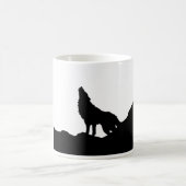 Lone Wolf Stehend auf einem Hügel Kaffeetasse (Mittel)