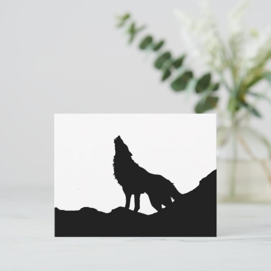 Lone Wolf Stehend auf einem Hügel Postkarte (Stehend Vorderseite)