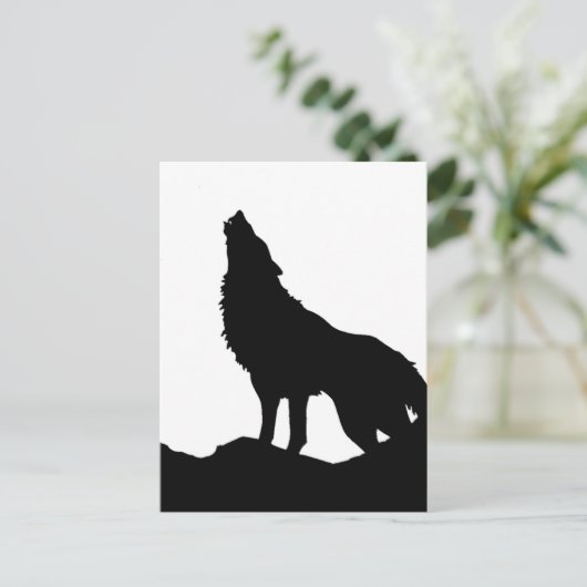 Lone Wolf Stehend auf einem Hügel Postkarte (Stehend Vorderseite)