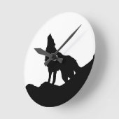 Lone Wolf Stehend auf einem Hügel Runde Wanduhr (Winkel)