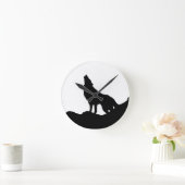 Lone Wolf Stehend auf einem Hügel Runde Wanduhr (Zuhause)
