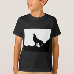 Lone Wolf Stehend auf einem Hügel T-Shirt