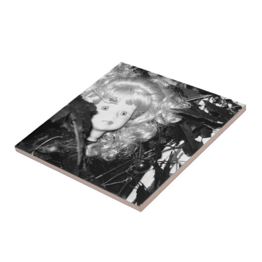 Lonely Doll Head Fliese (Seite)