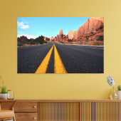 Lonely Road in Arches National Park Leinwanddruck (Insitu (Wohnzimmer))