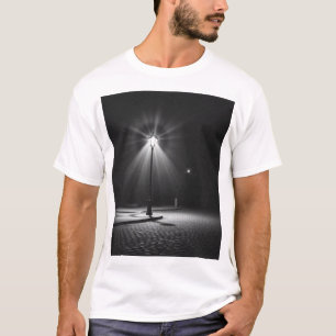 Lonely Streetlampe - Eine faszinierende Holzkohle- T-Shirt