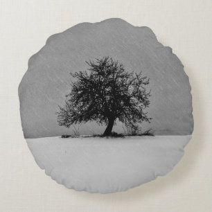 Lonely tree in the snow rundes kissen