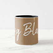 Long Black coffee liebt Typografie Zweifarbige Tasse (Mittel)