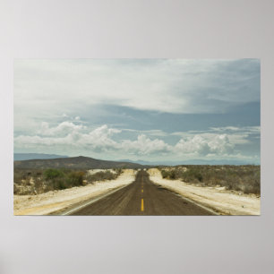 Long Straight Road durch mexikanische Baja Landsch Poster