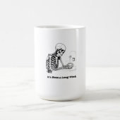 Long Week Skeleton Minimalist coffee mug Kaffeetasse (Mittel)
