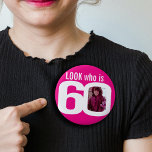 Look, der 60 benutzerdefinierte Foto rosa weiß 60. Button<br><div class="desc">60. Geburtstag Spaß Foto heiß rosa mit weißem Text aussehen, der 60 Button Abzeichen-Taste. Personalisieren Sie dieses Abzeichen mit einem Foto des Geburtstagsmädchens. Eine tolle Idee, um einer sechzigsten Geburtstagsparty Spaß zu machen. Es kann auch verwendet werden, indem Sie mehrere Buttone kaufen, um Fotos oder andere lustige oder peinliche Fotos...</div>