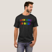 Look Here I'm Queer Pride LGBT Rainbow Flag Heart  T-Shirt (Vorne ganz)