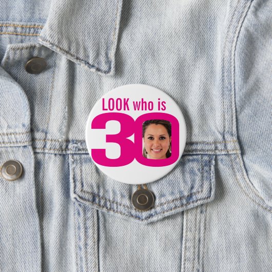 Look who is 30 Foto pink white 30th birthday Button (Beispiel)