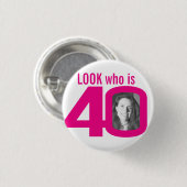 Look who is 40 Foto pink on white Button (Vorne & Hinten)