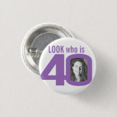 Look who is 40 Foto purple on white Button (Vorne & Hinten)