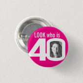 Look who is 40 Foto von hot pink white Button (Vorne & Hinten)