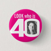 Look who is 40 Foto von hot pink white Button (Vorderseite)
