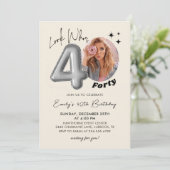 Look Who is 40 Modern 40. Birthday Foto Invit Einladung (Stehend Vorderseite)