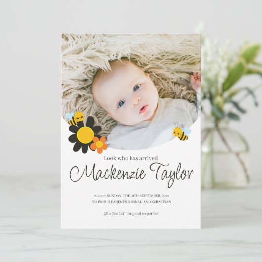Look Who is Here New Baby Bee themed Announcement Einladung (Stehend Vorderseite)