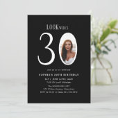 Look Who's 30 Minimal Foto 30. Geburtstag Einladung (Stehend Vorderseite)