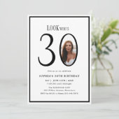 Look Who's 30 Minimal Foto 30. Geburtstag Einladung (Stehend Vorderseite)