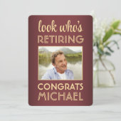 Look Who's Retiring Red Rtirement Party Foto Einladung (Stehend Vorderseite)