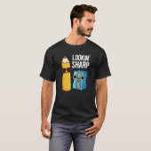 Lookin Sharp Funny Pencil Pun Dark BG T-Shirt (Vorne ganz)