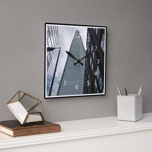 Looking up to the Shard, Tooley Street, London, Quadratische Wanduhr (Büro)