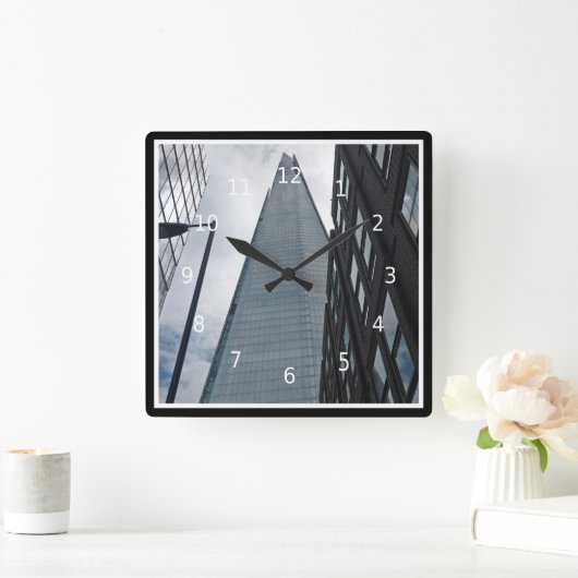 Looking up to the Shard, Tooley Street, London, Quadratische Wanduhr (Zuhause)