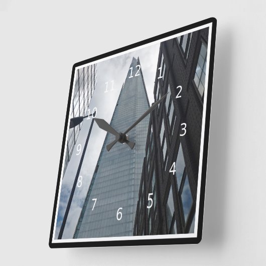Looking up to the Shard, Tooley Street, London, Quadratische Wanduhr (Winkel)