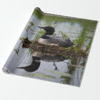 Loon auf Nest-Packpapier