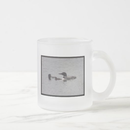 Loon Family Catching Minnows Frosted Glass Mug Mattglastasse (Rechts)