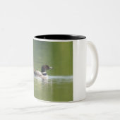 Loon mit der Küken Kaffee-Tasse Zweifarbige Tasse (VorderseiteRechts)