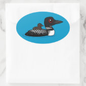 Loon mit Küken Ovaler Aufkleber (Tasche)