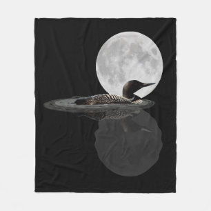 Loon Swims im Mondlicht Fleece Blanket
