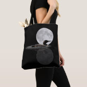 Loon Swims in der Mondlicht Tote Tasche (Von Nahem)