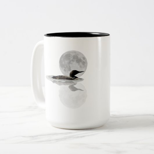 Loon Swims in der Mondlichtkaffee-Tasse Zweifarbige Tasse (Vorderseite Links)