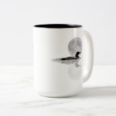 Loon Swims in der Mondlichtkaffee-Tasse Zweifarbige Tasse (VorderseiteRechts)